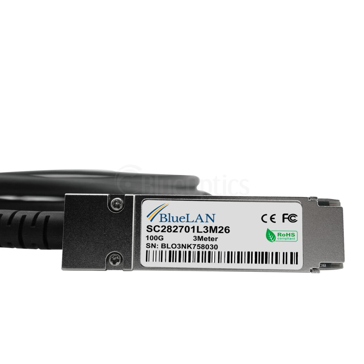 Primer plano de un conector plateado en un cable negro, fondo blanco.