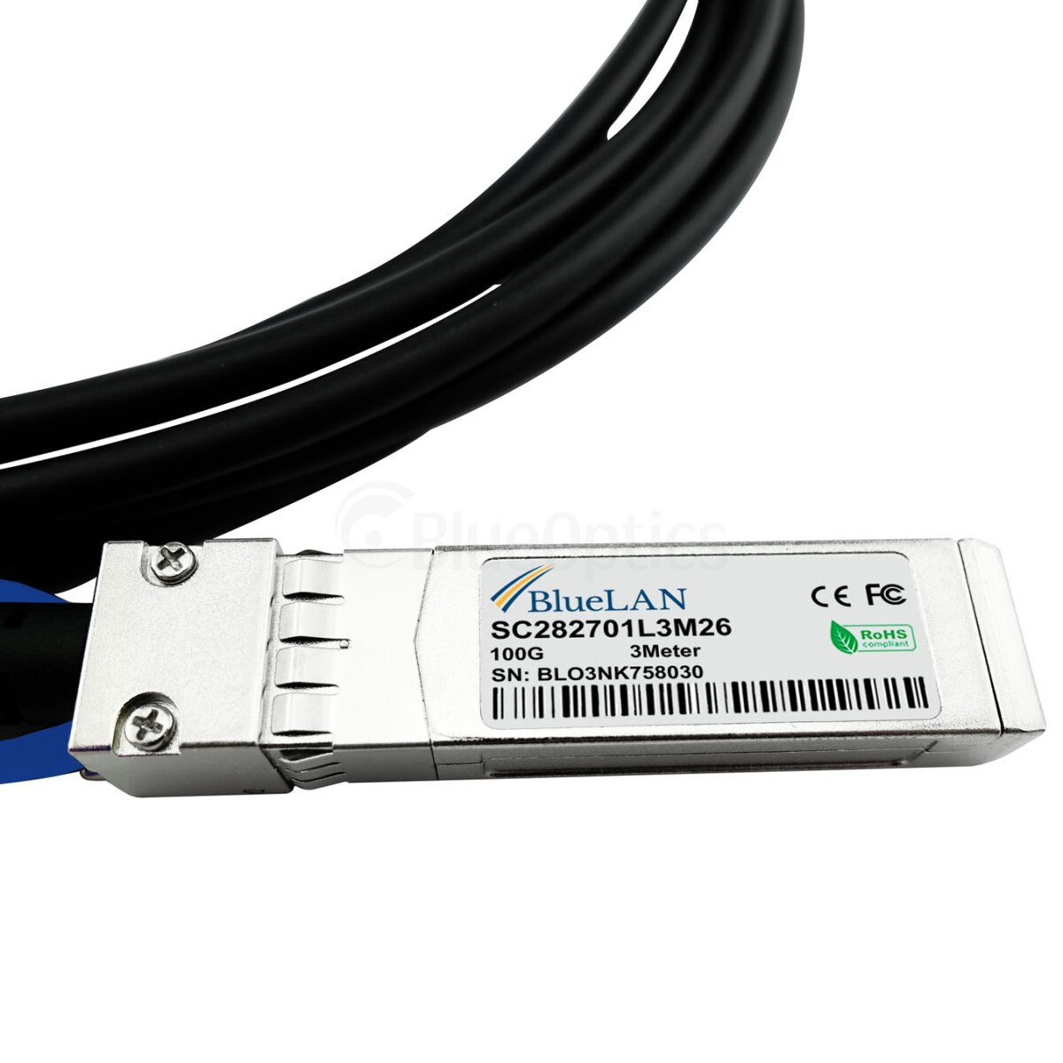 Primer plano de un conector plateado en un cable negro, fondo blanco.