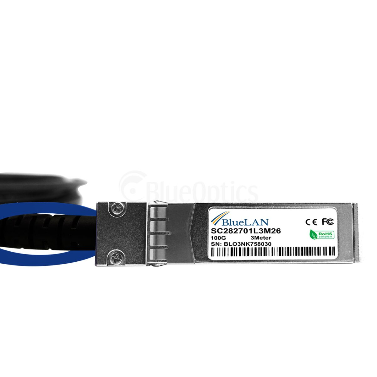 Primer plano de un conector plateado en un cable negro, fondo blanco.