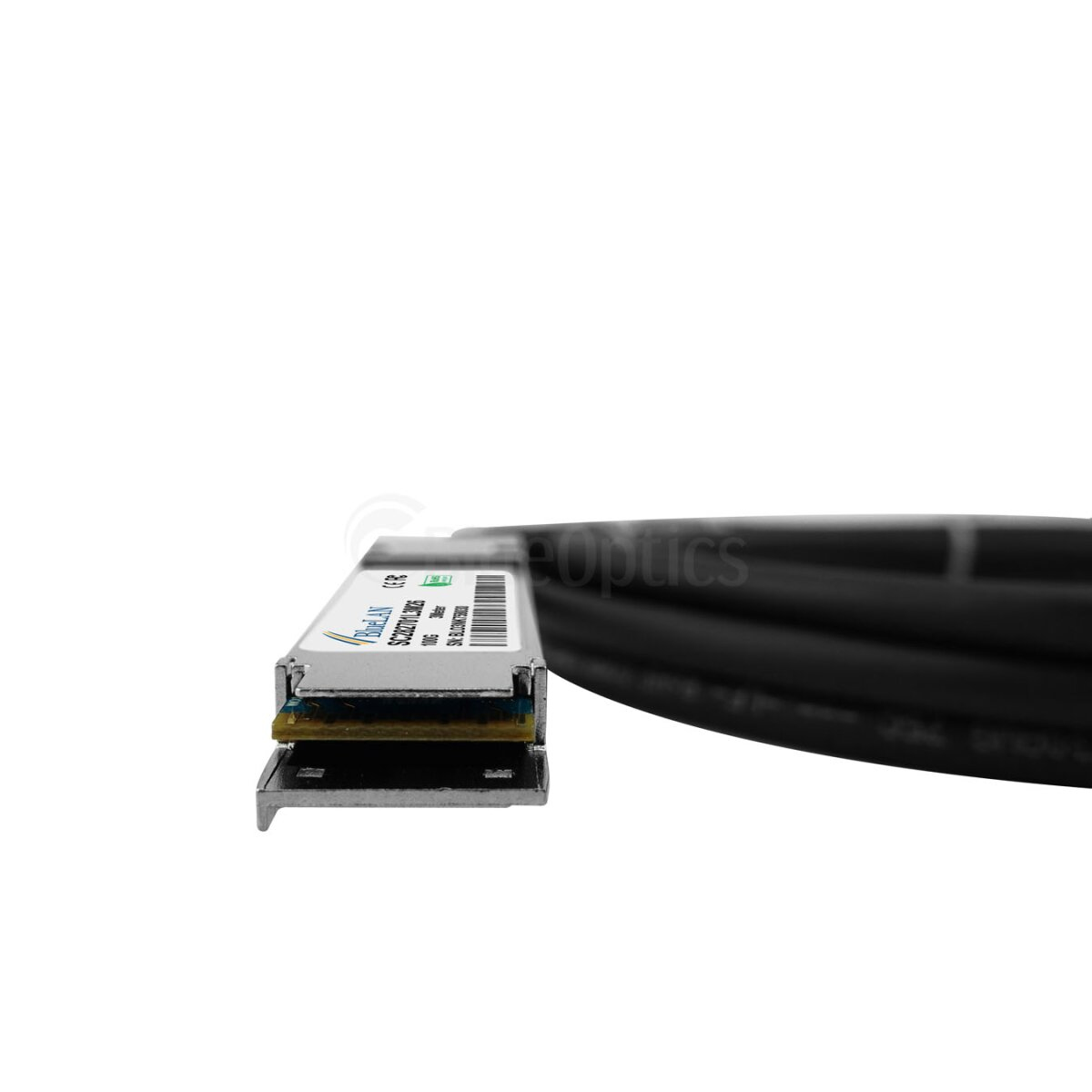 Módulo SFP plateado con cable negro. Fondo blanco.