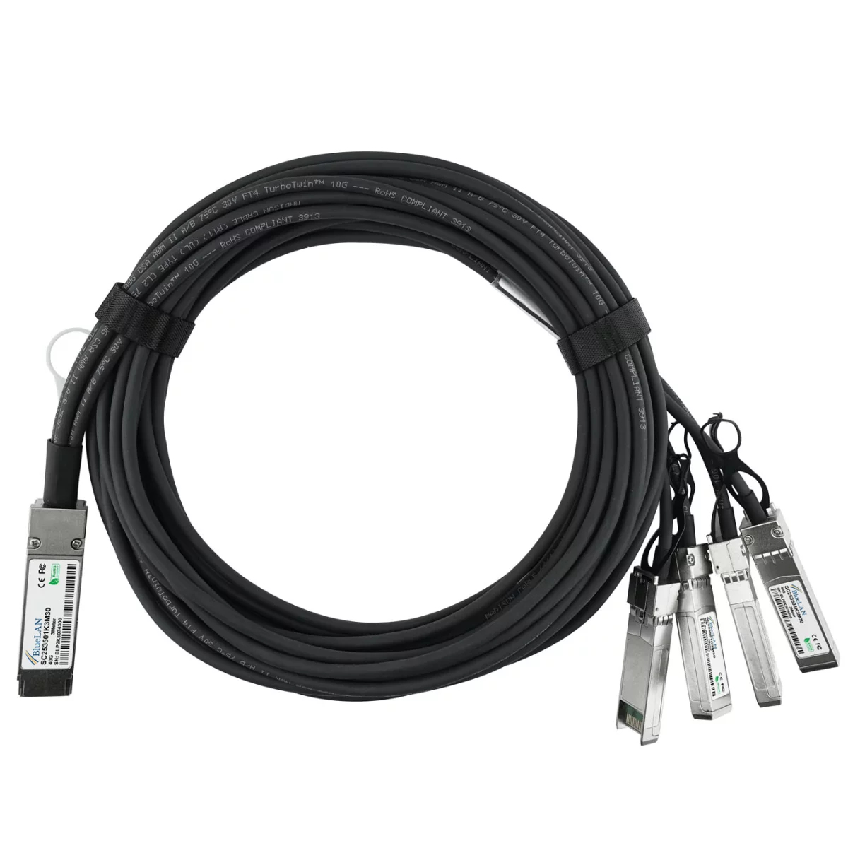 Più moduli SFP collegati a un cavo nero arrotolato su sfondo bianco.
