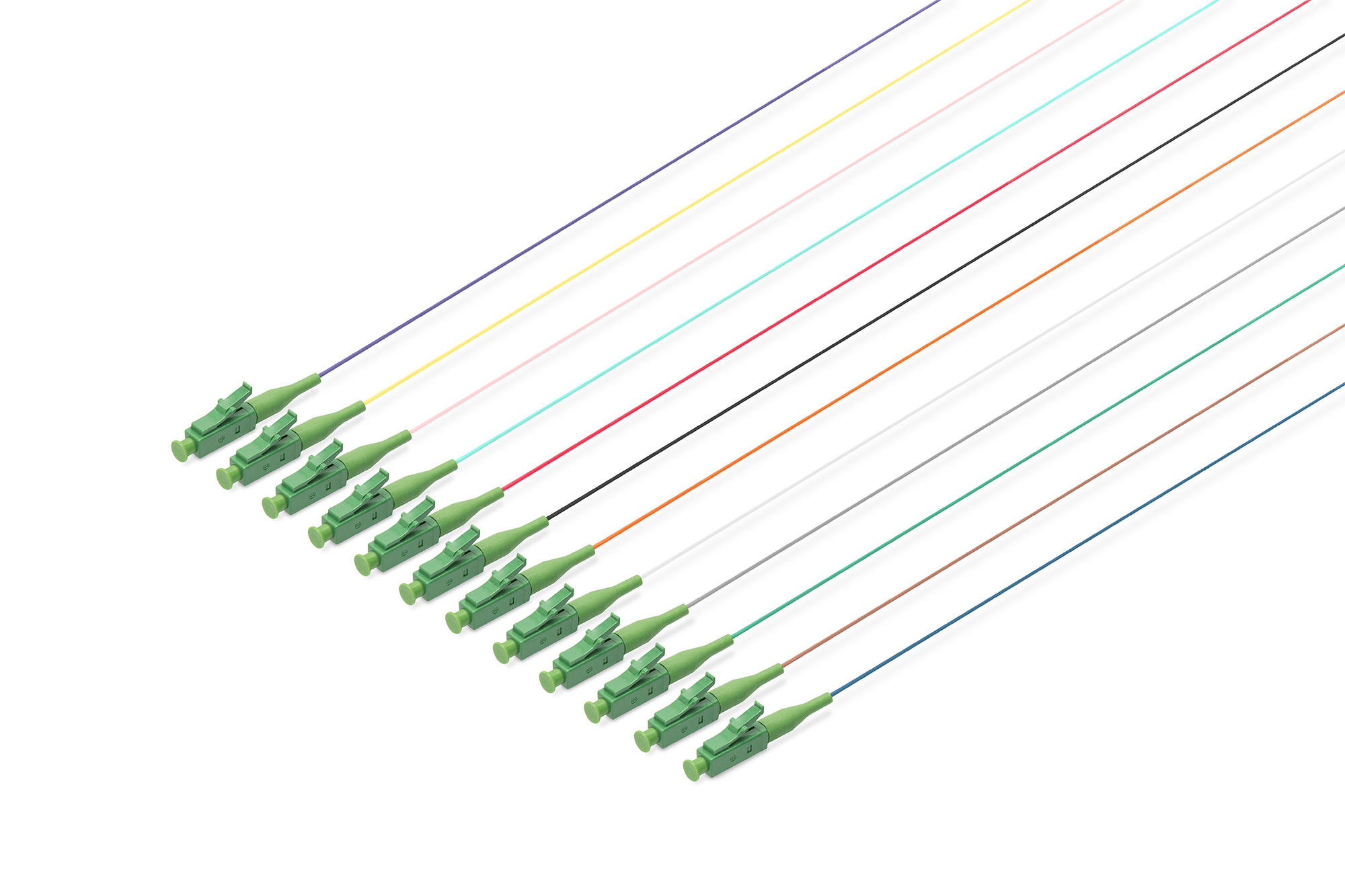 Cavi in fibra ottica multipli con connettori verdi, disposti diagonalmente. Sfondo bianco.