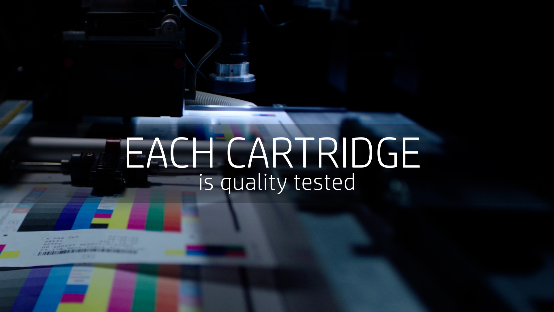 Zbliżenie testowanego wkładu drukującego. Tekst: Każdy wkład jest testowany.