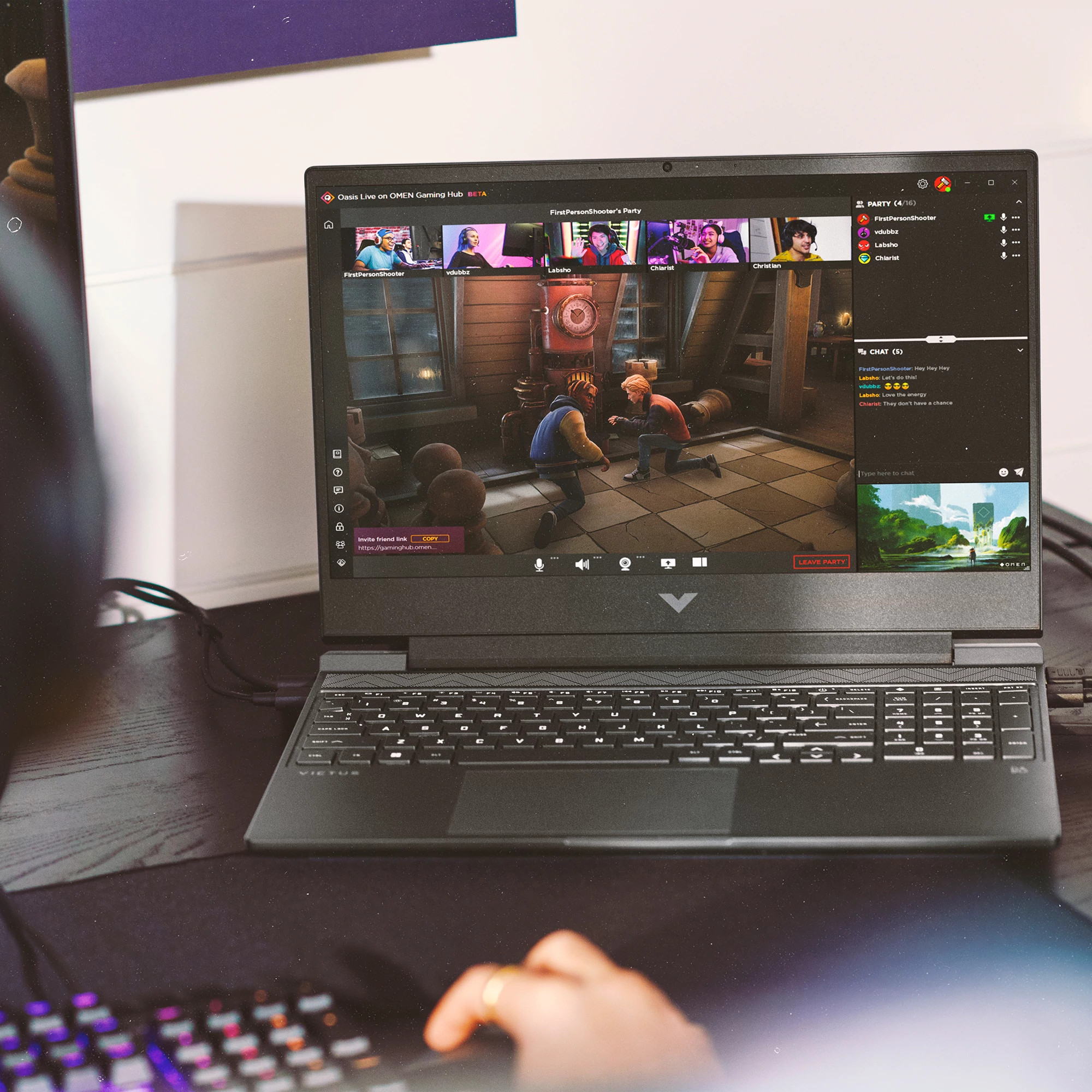 Laptop z wideokonferencją na ekranie, widoczna klawiatura i mysz, a na dole ręce użytkownika.