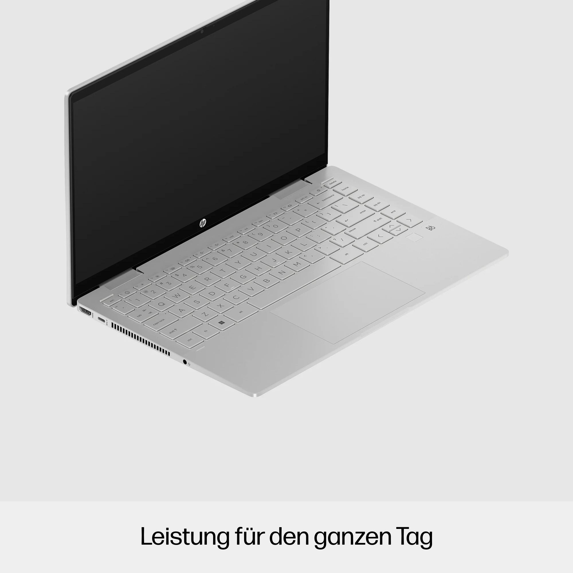 Ein silberner Laptop wird geöffnet auf einer weißen Oberfläche gezeigt. Text sagt: „Power for the whole day“.