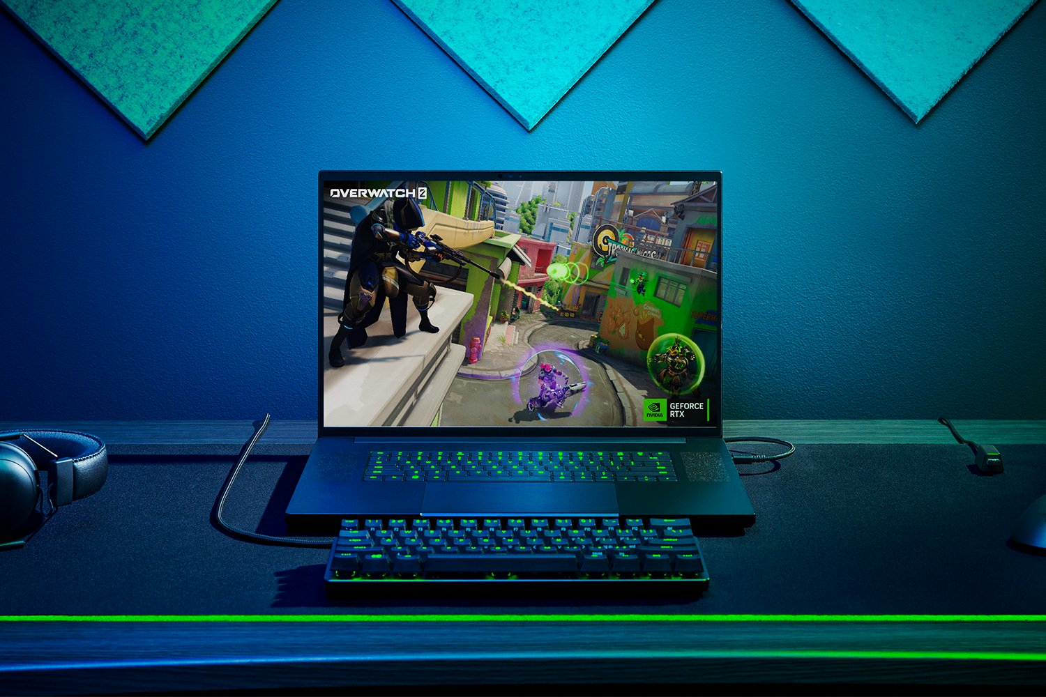 Ein Gaming-Laptop, der ein Spiel anzeigt, mit Tastatur und Maus, vor einem blau-grünen Hintergrund.
