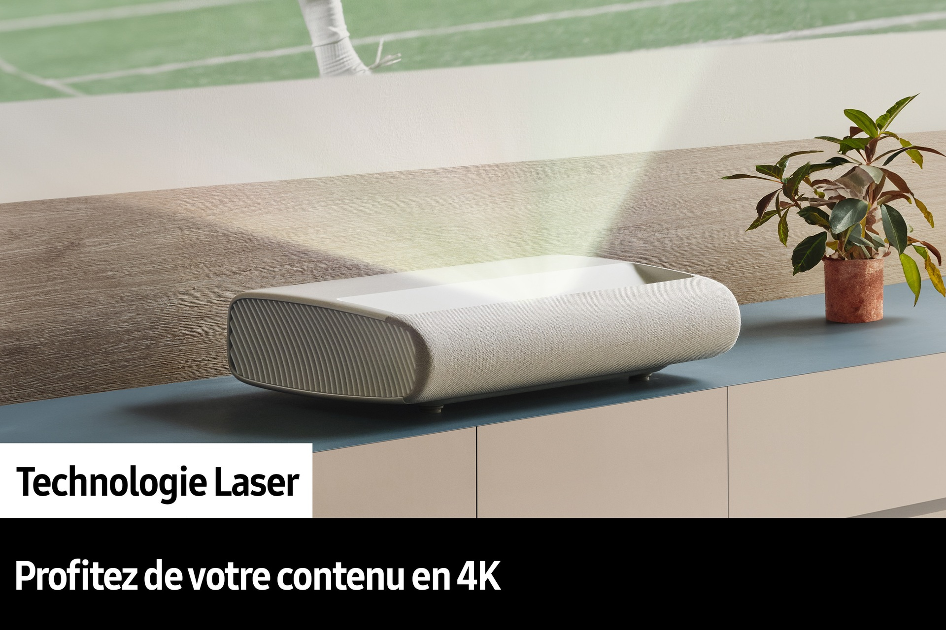 Biały projektor z wiązką światła świecącą na ścianę.