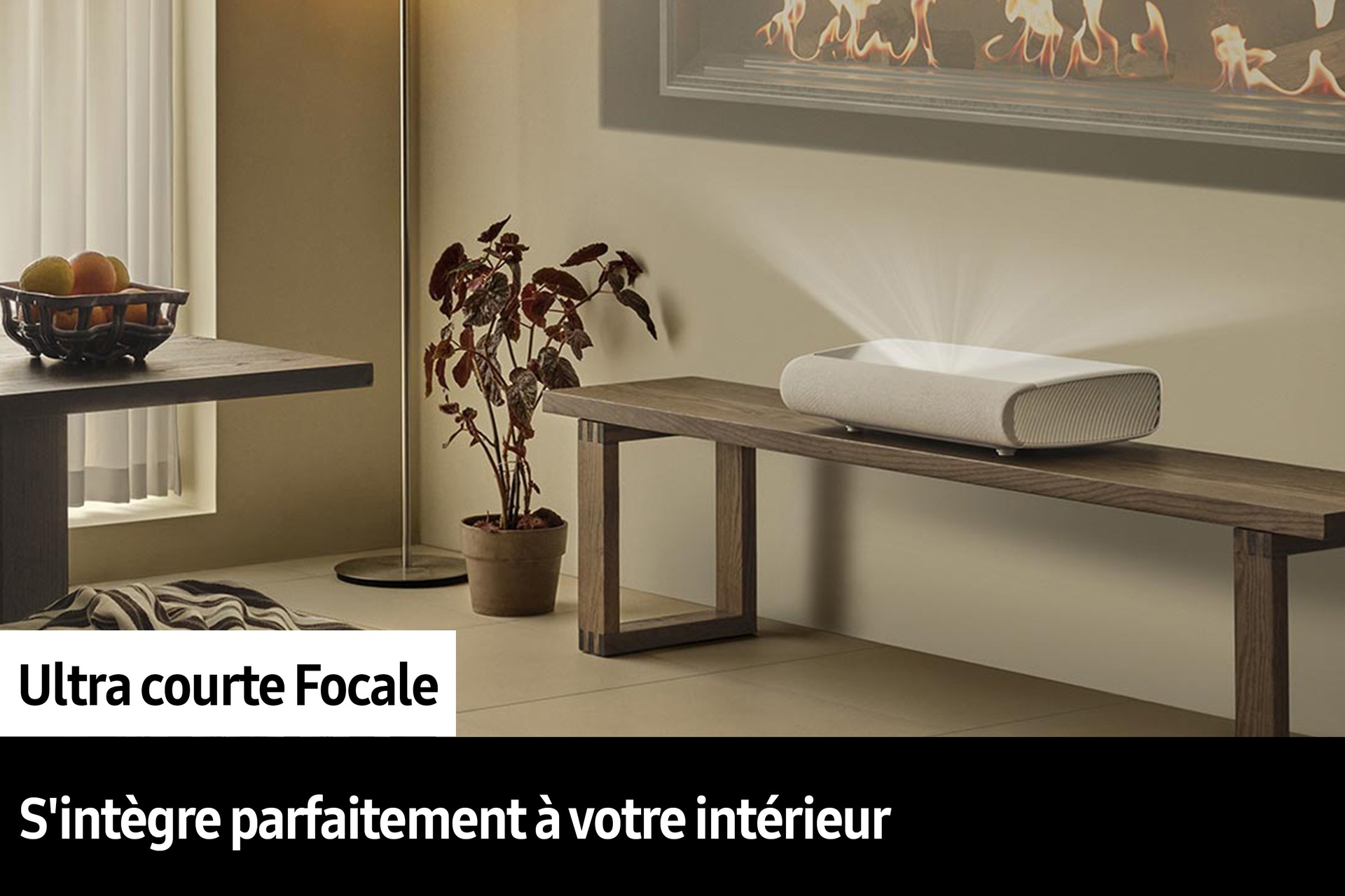 Biały projektor na drewnianej ławce z nakładką tekstową.