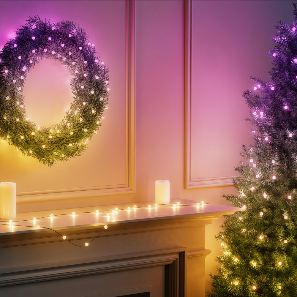 Scena bożonarodzeniowa z wieńcem, choinką i świecami. Zielony wieniec, drzewko ze światłami, świece na kominku.