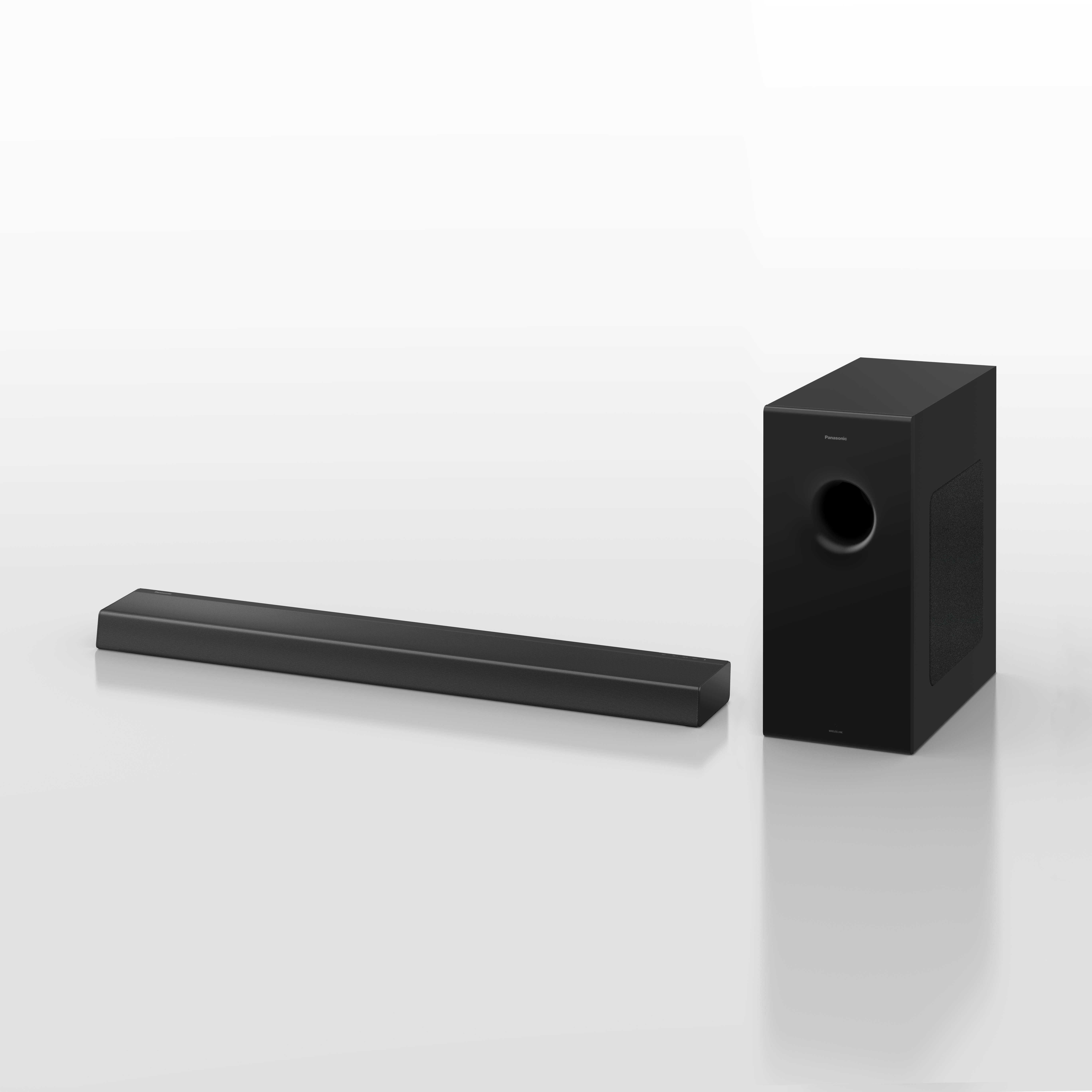 Eine schwarze Soundbar und ein Subwoofer vor weißem Hintergrund.