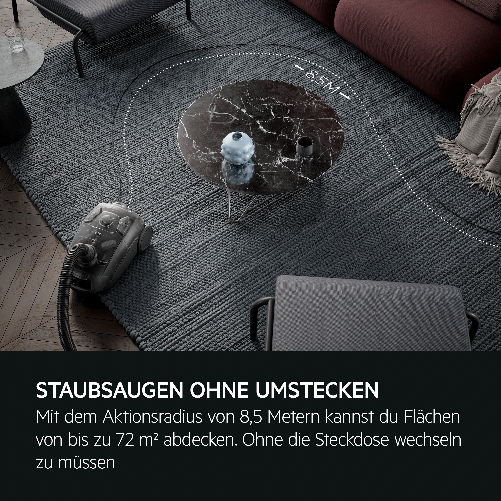 Widok na salon. Odkurzacz na szarym dywanie. Okrągły stół na środku.