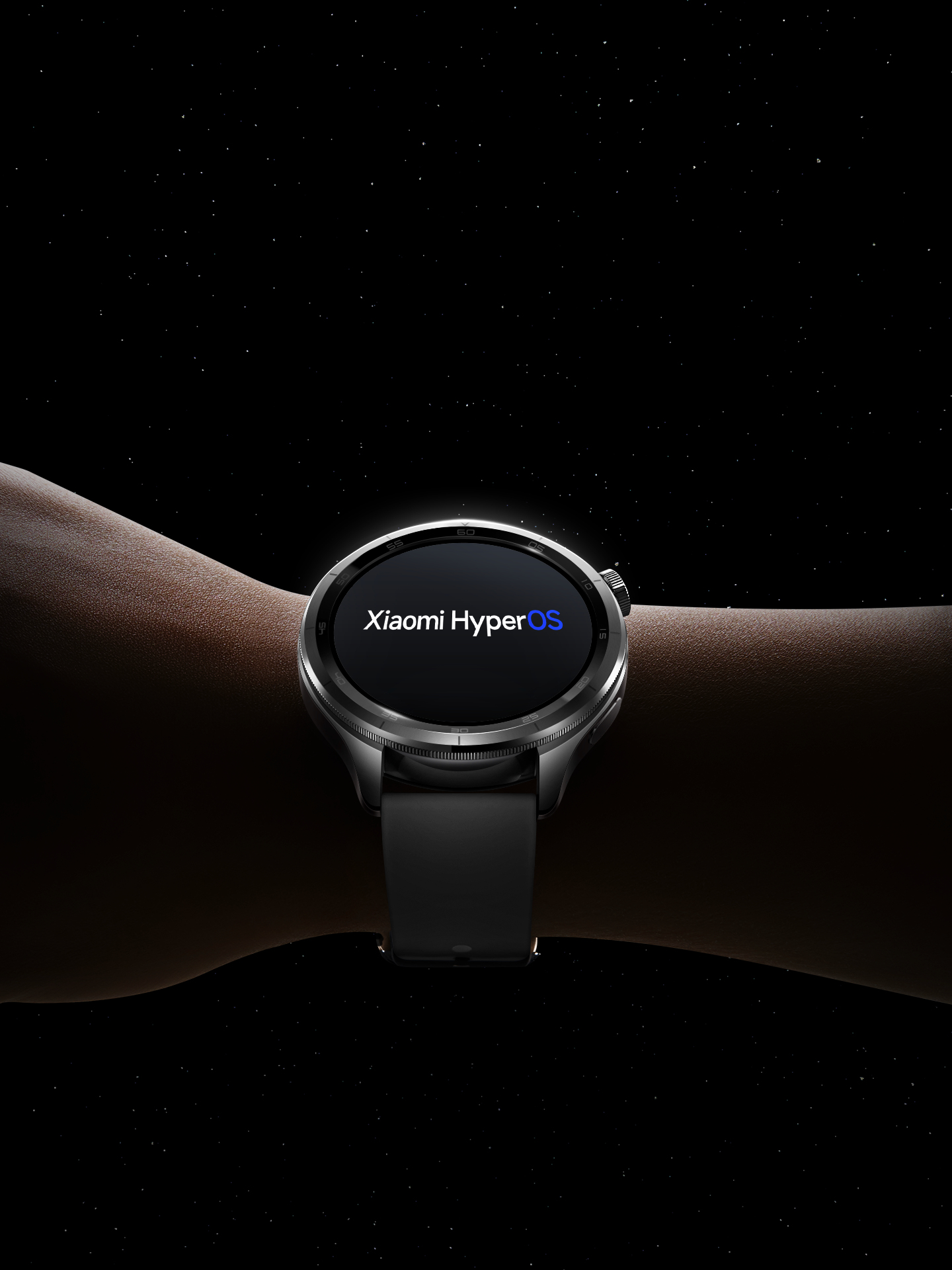 Une montre connectée au poignet, avec le logo Xiaomi HyperOS sur fond étoilé.