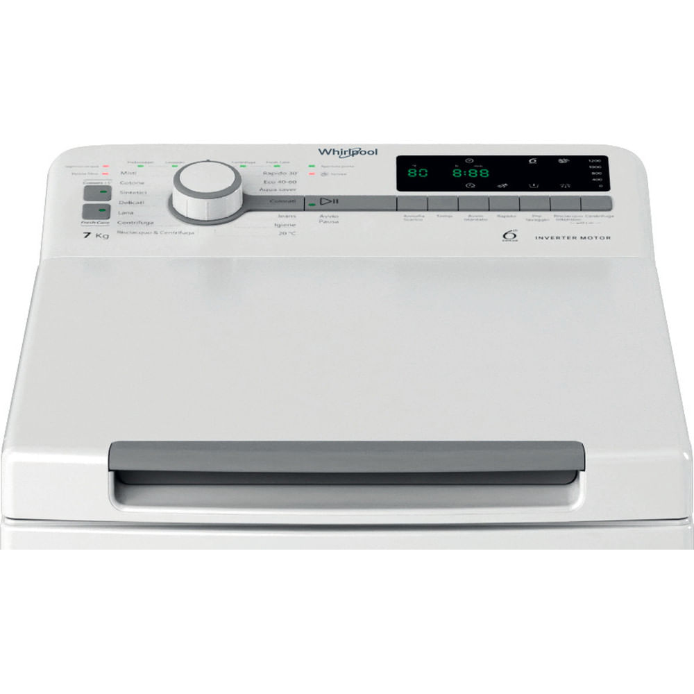 Widok białej pralki z przodu pod kątem. Panel sterowania znajduje się u góry.