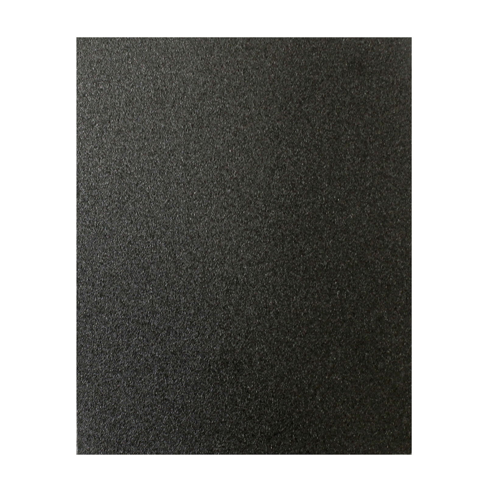 Ein schwarzes Schleifblatt mit strukturierter Oberfläche, das eine dunkle, quadratische Form bildet.