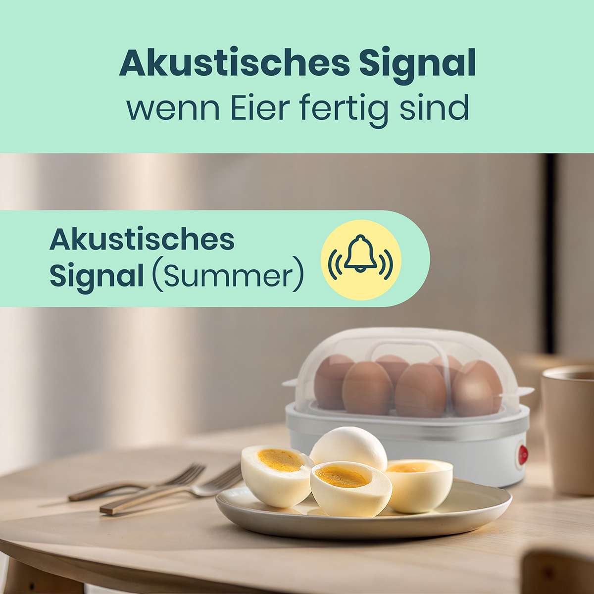 Urządzenie do gotowania jajek z jajkami w środku i przeciętymi jajkami.