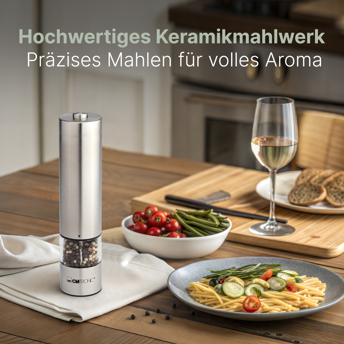 Elektryczny młynek do pieprzu ze stali nierdzewnej na stole z jedzeniem, tekst: ceramiczny młynek.