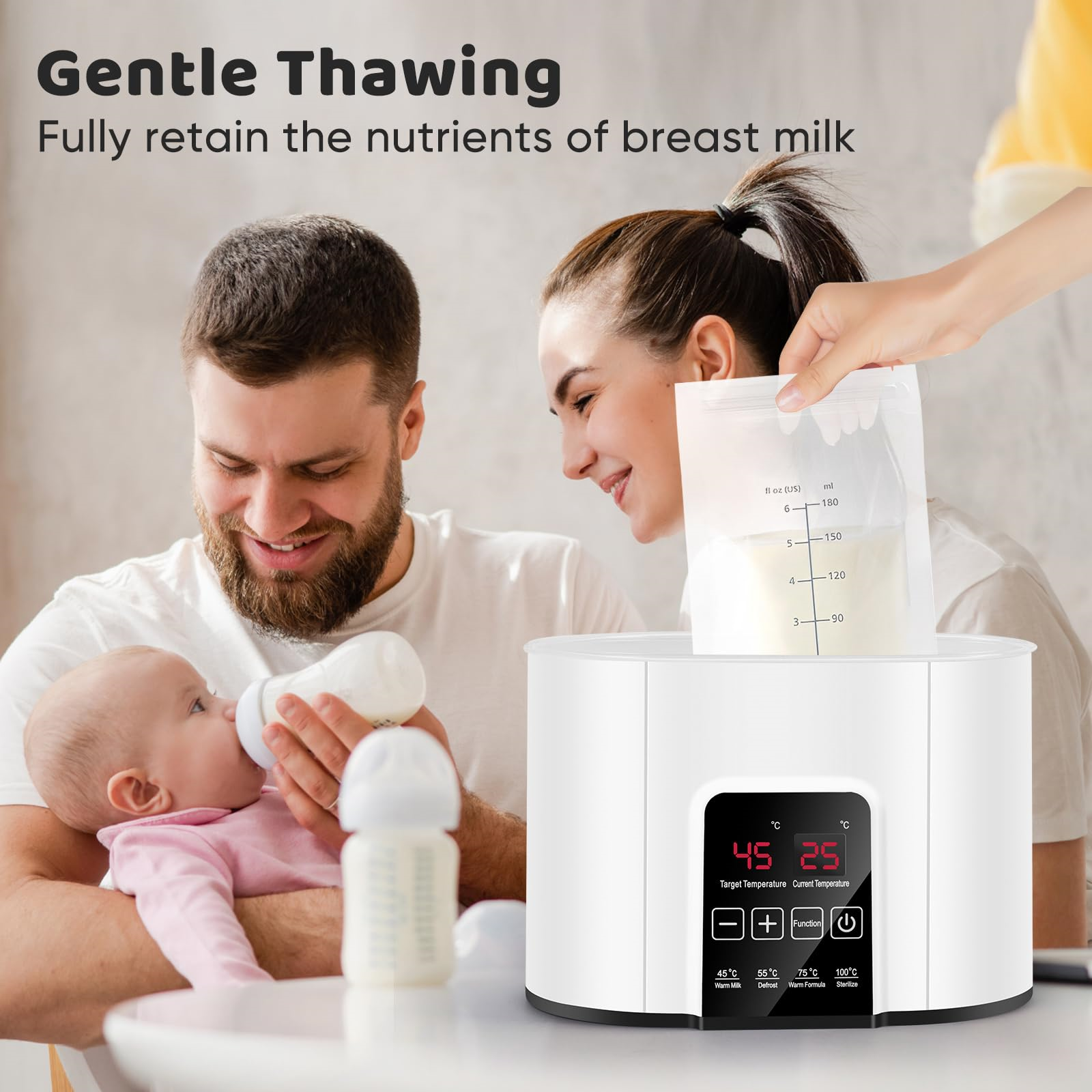 Eine Familie bereitet eine Milchflasche mit einem Milchwärmer zu, Baby im Vordergrund.