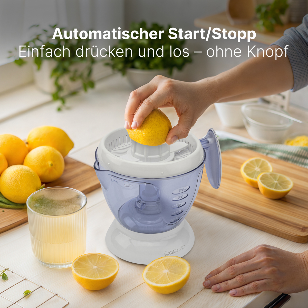 Biała opiekacz do kanapek FLAMA z czerwonym światłem na białym tle.