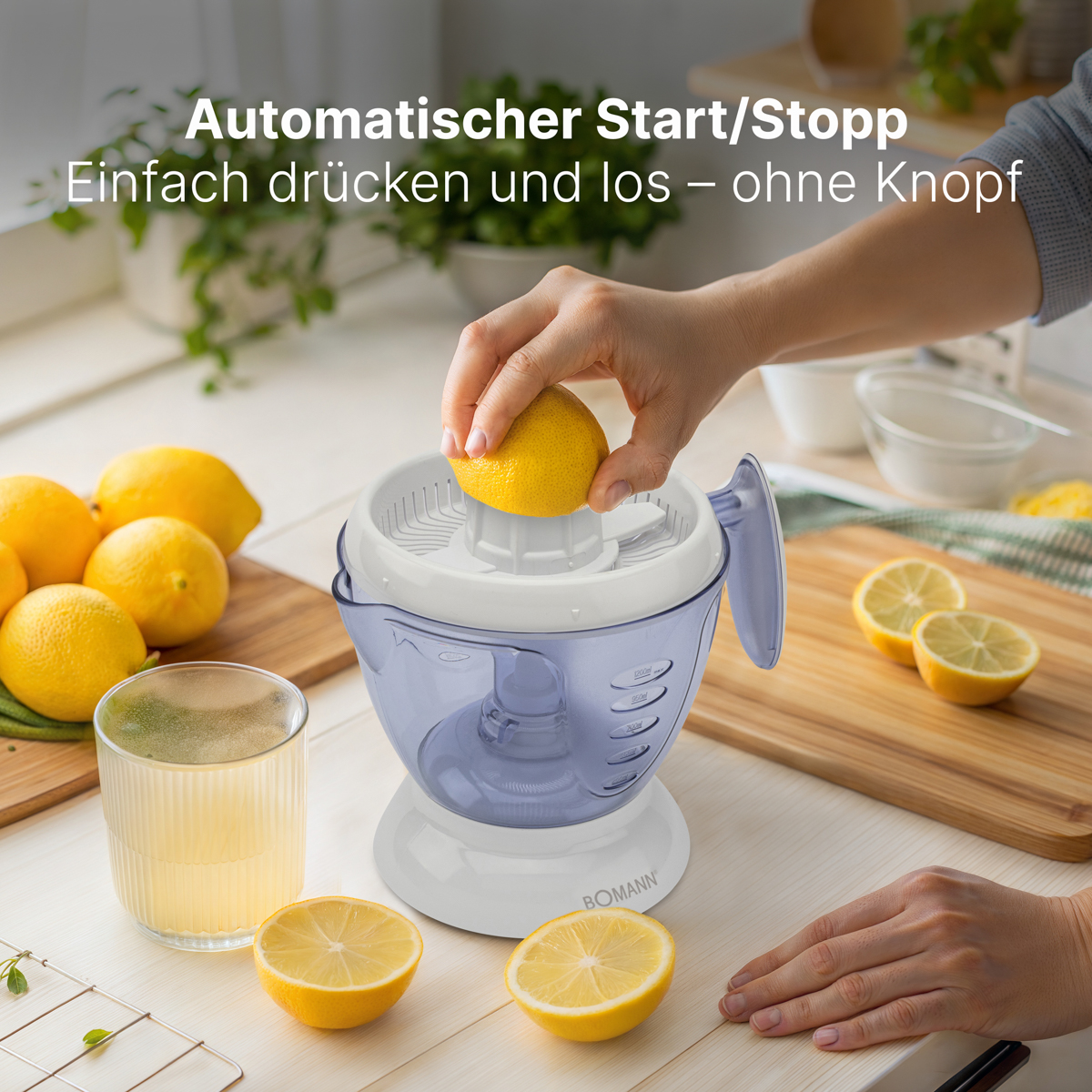 Osoba wyciskająca cytrynę na biało-niebieskiej wyciskarce, cytryny na stole.