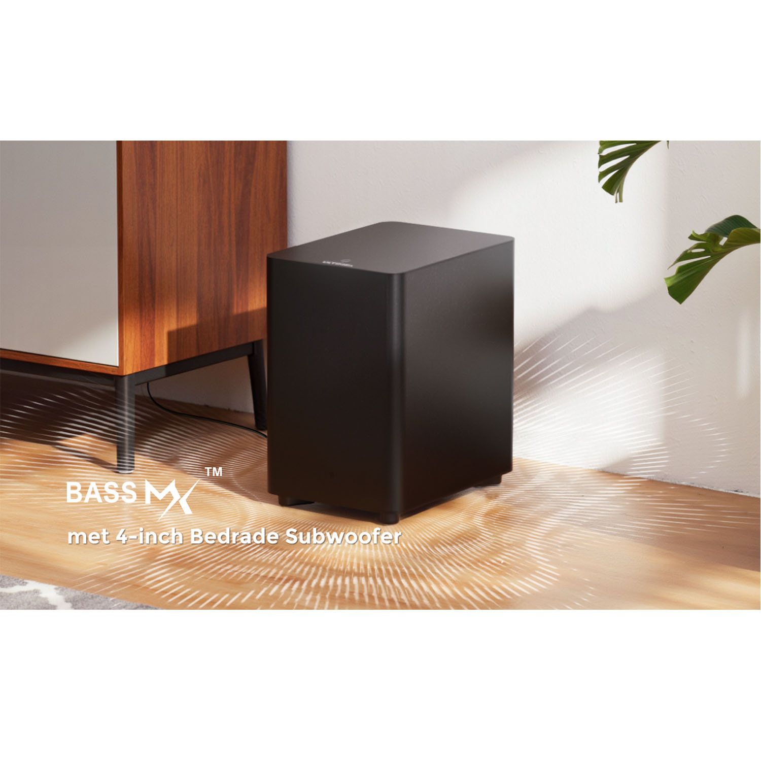 Zwarte subwoofer in een moderne woonkamer. Tekst: 'BASS MX' en '4-inch Bedrade Subwoofer'.