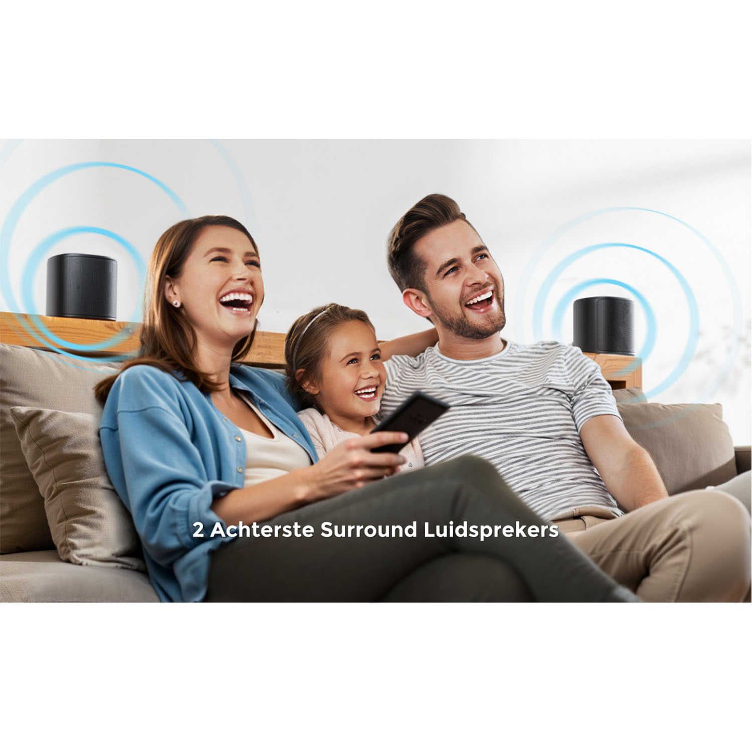 Een familie lacht in een woonkamer met surround speakers. Tekst: '2 Achterste Surround Luidsprekers'.