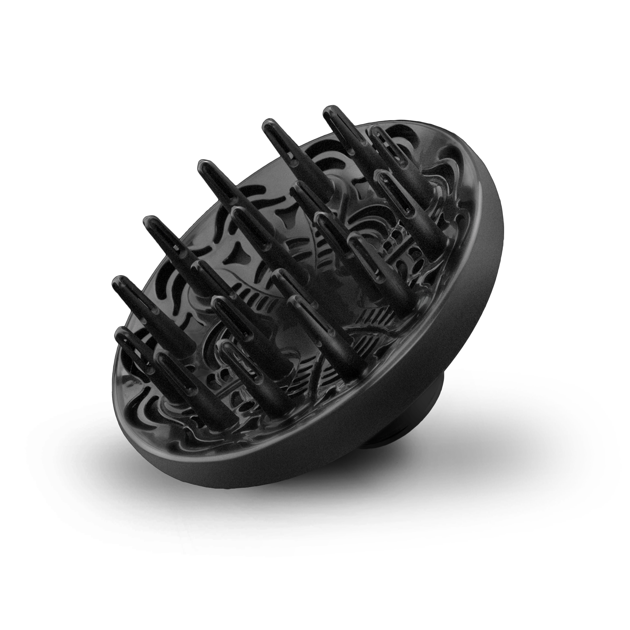 Czarny dyfuzor do suszarki do włosów. Ma wiele ząbków i okrągły kształt. Białe tło.