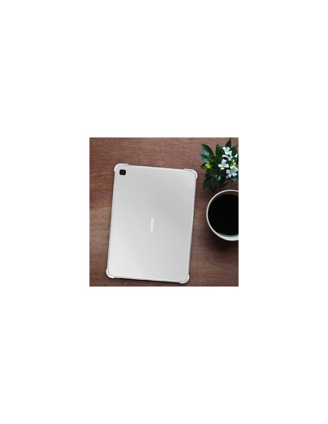 Tablet auf Holzoberfläche, neben Pflanze und Kaffeetasse. Draufsicht.