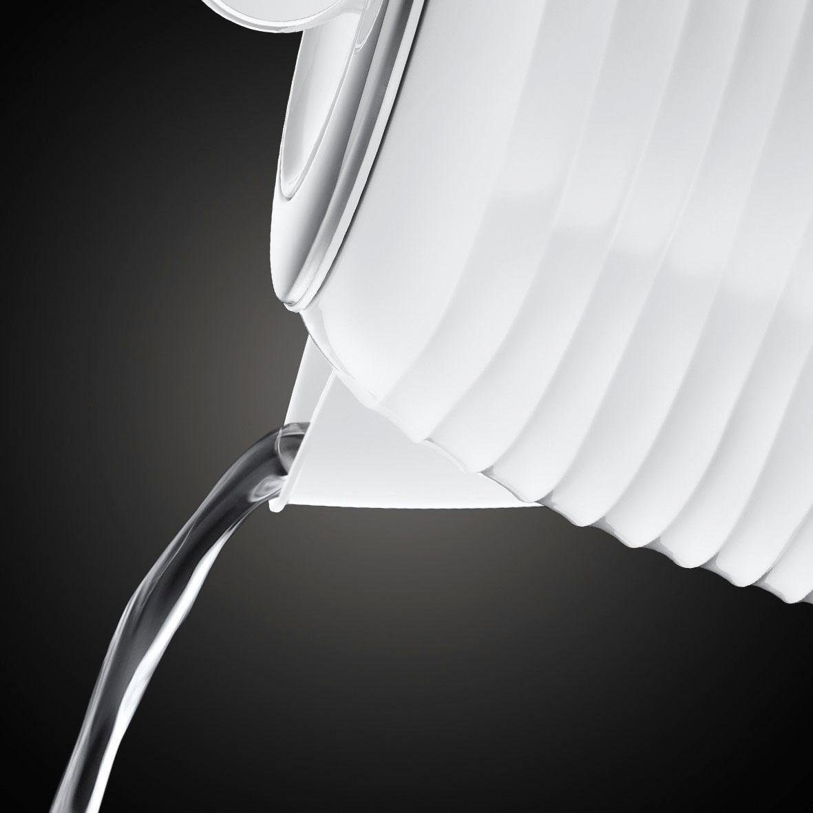 Woda wylewająca się z białego, żebrowanego czajnika elektrycznego na ciemnym tle.