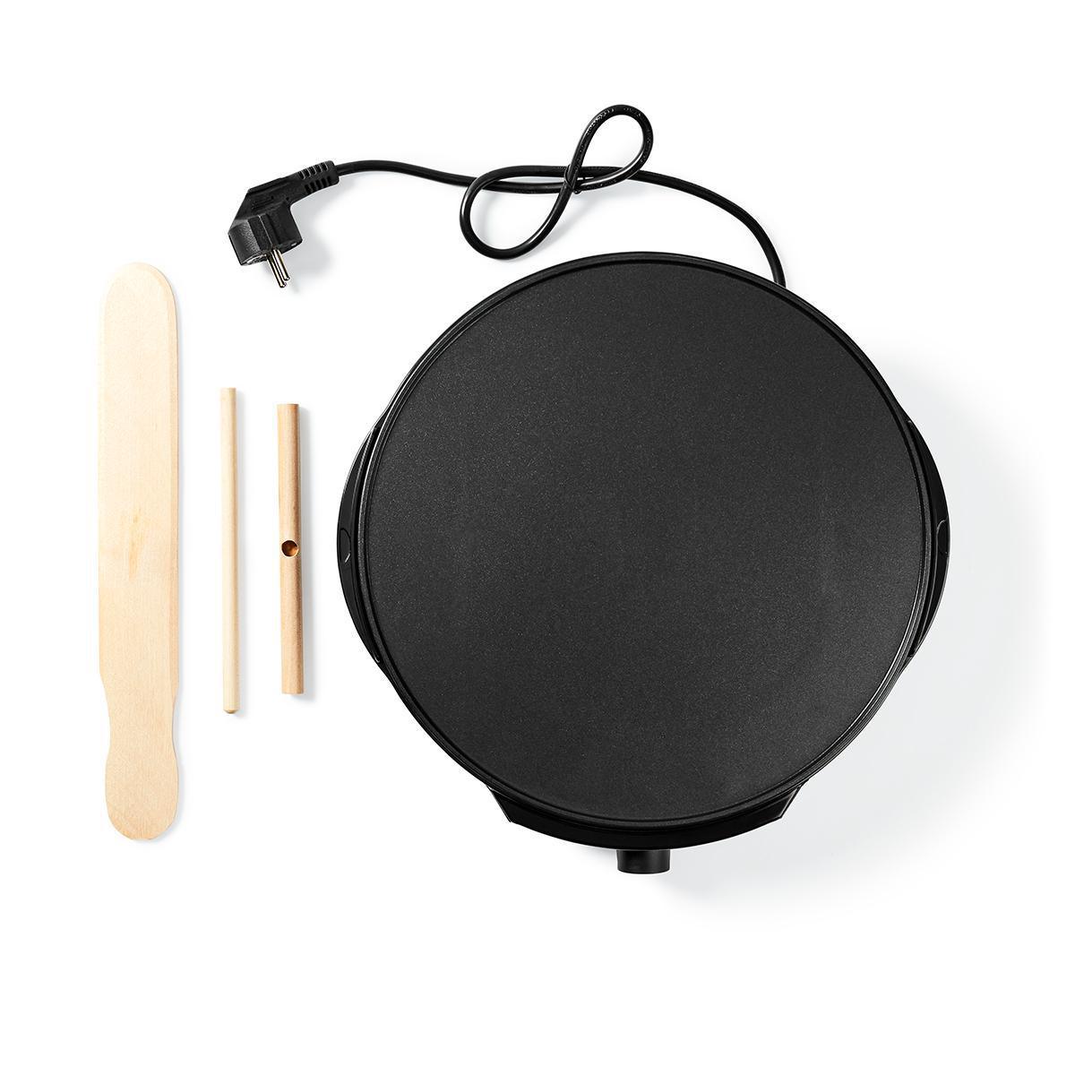 Crepiera nera con accessori. Include un diffusore, una spatola e un cavo di alimentazione.