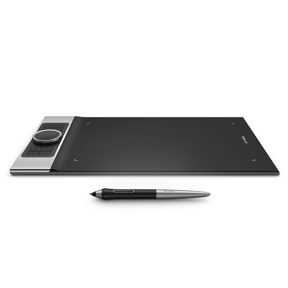 Schwarzes Grafiktablett mit Stift auf weißem Hintergrund.