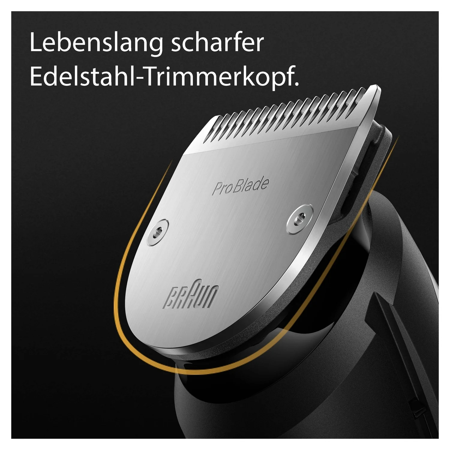 Nahaufnahme einer silbernen Trimmerklinge mit dem Text 'ProBlade' und 'Braun'. Schwarzer Hintergrund.