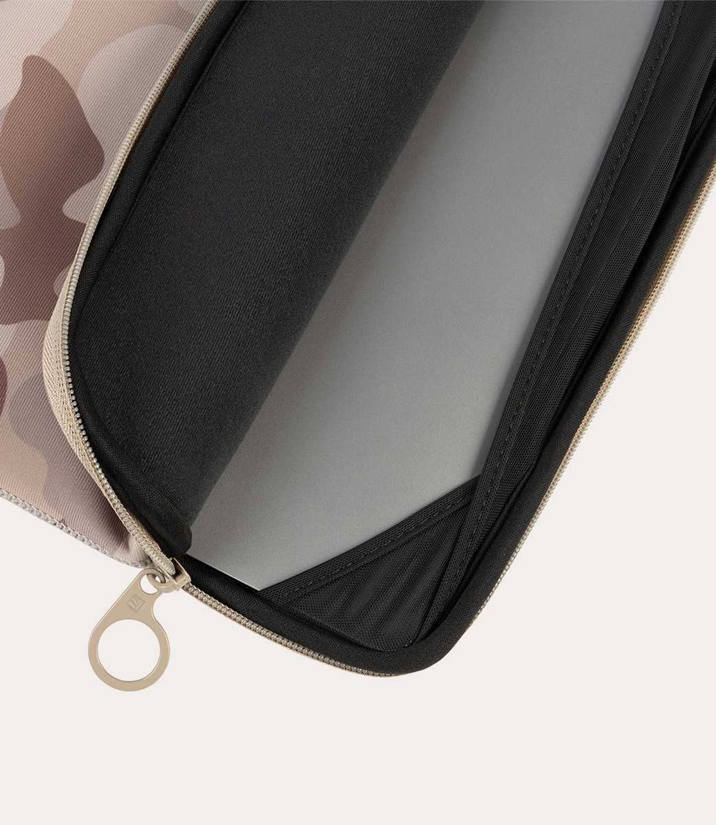 Una funda para portátil con un patrón de camuflaje, abierta, mostrando un portátil dentro.