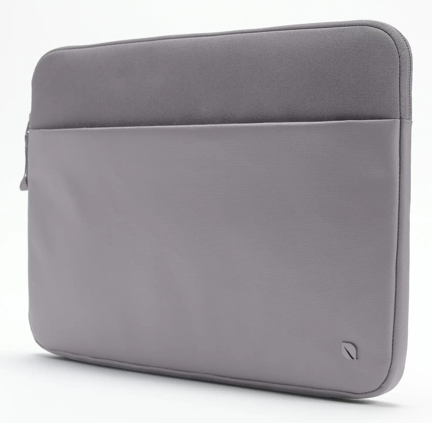Eine graue Laptoptasche mit Reißverschluss. Der obere Teil ist dunkler.