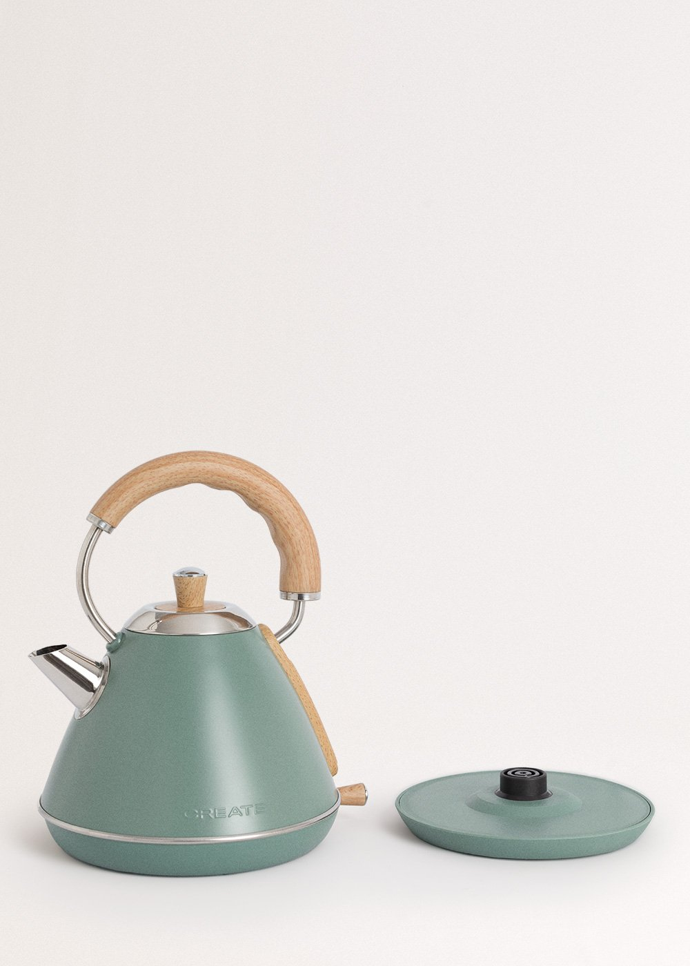 Hervidor verde con asa de madera y base separada sobre fondo blanco.