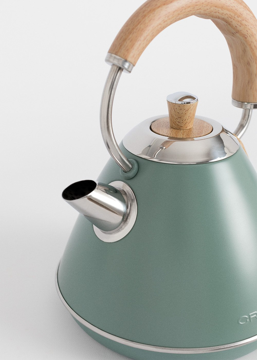 Una tetera verde con asa y tapa de madera.