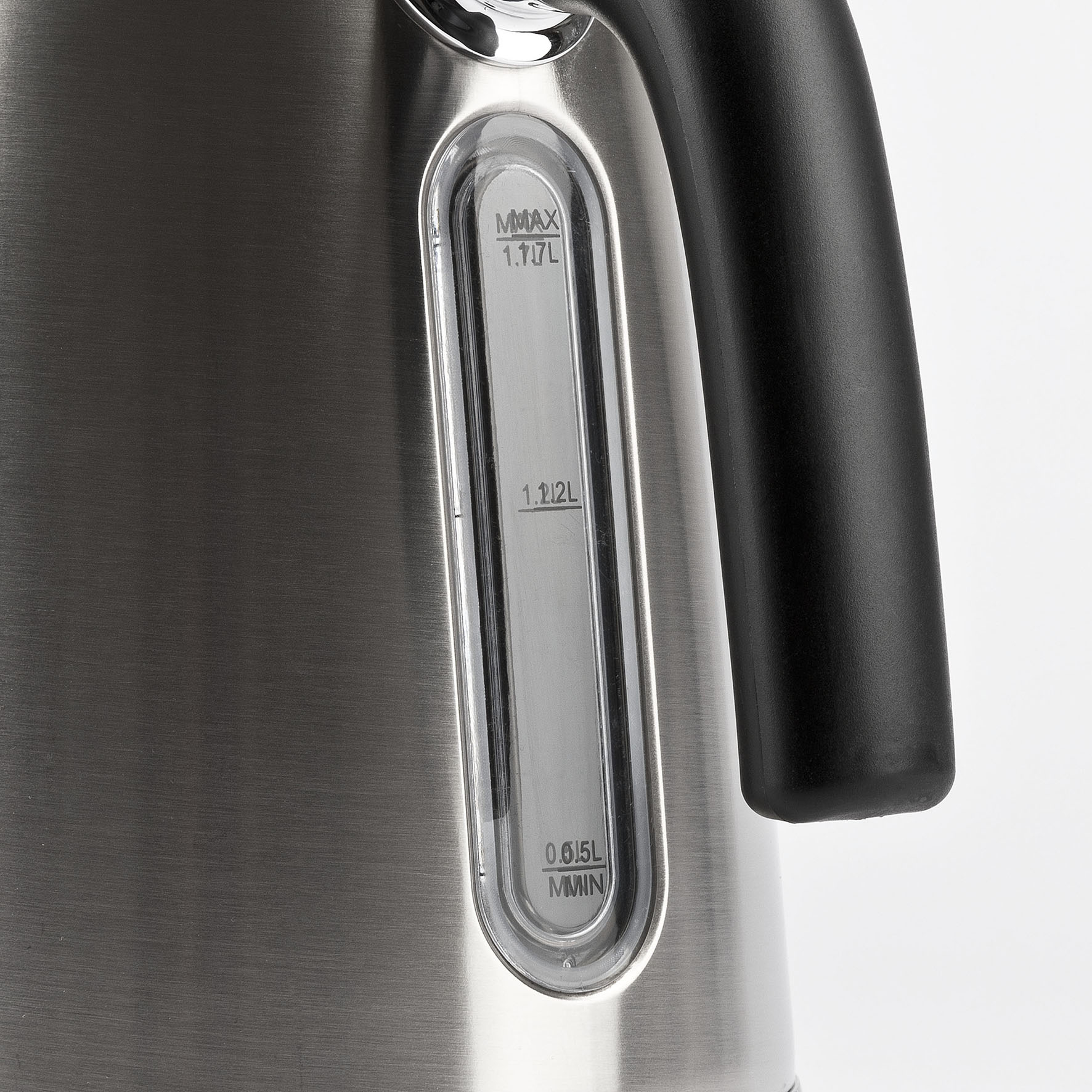 Bollitore argentato con indicatore del livello dell'acqua che mostra i livelli massimo e minimo.