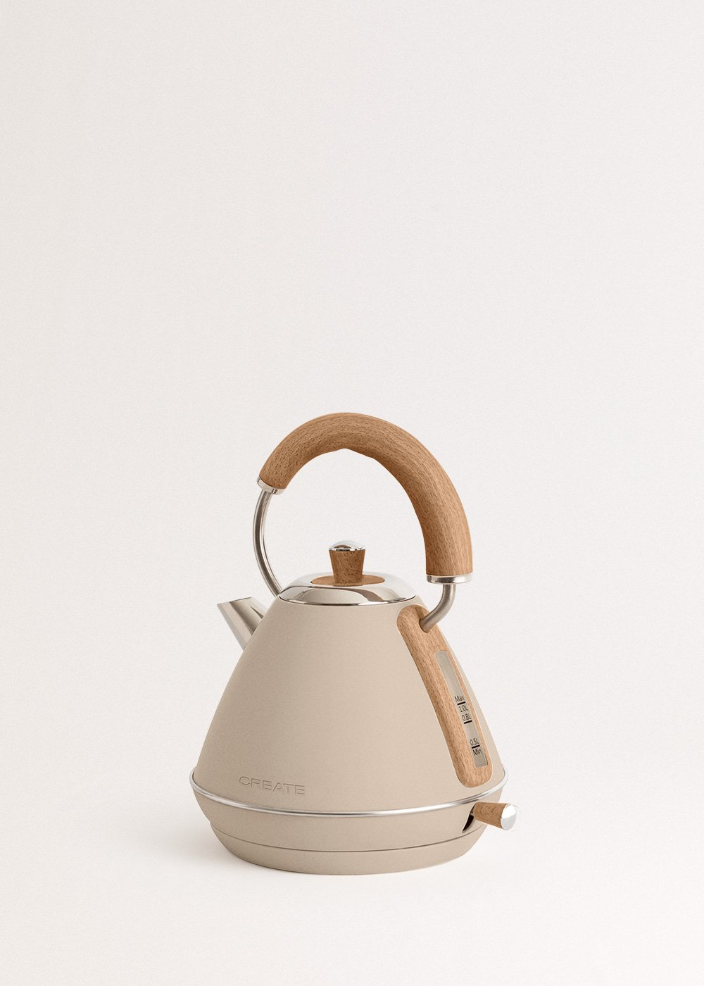 Una tetera eléctrica beige con mango y adornos de madera, sobre fondo blanco.