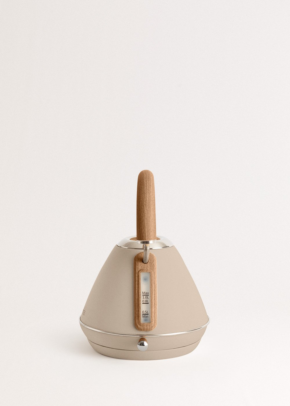 Una tetera beige con asa de madera y escala, sobre un fondo blanco.