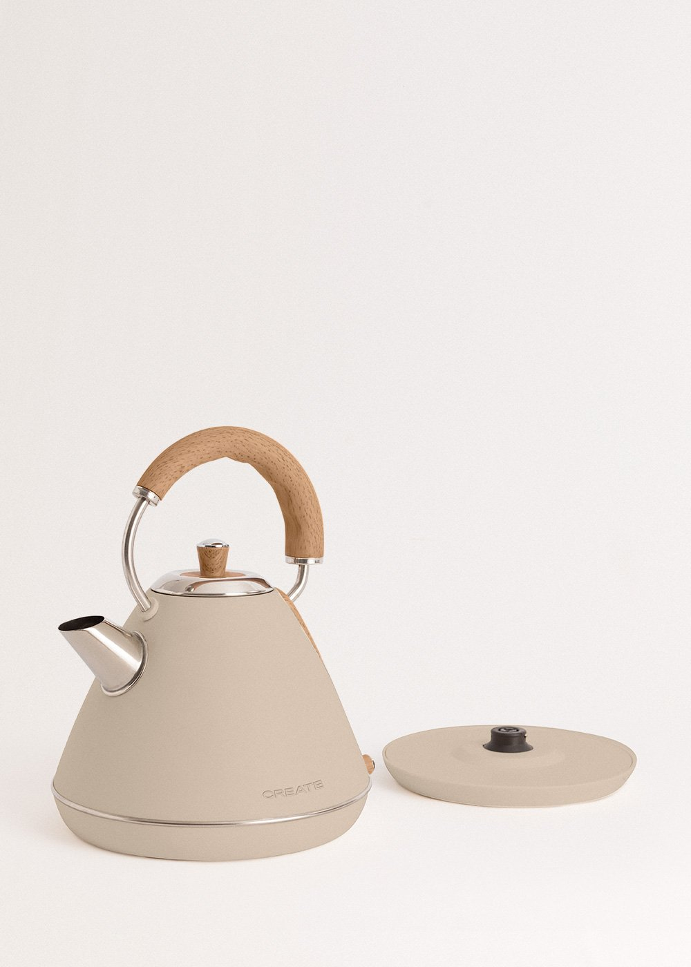 Hervidor beige con asa de madera y tapa.