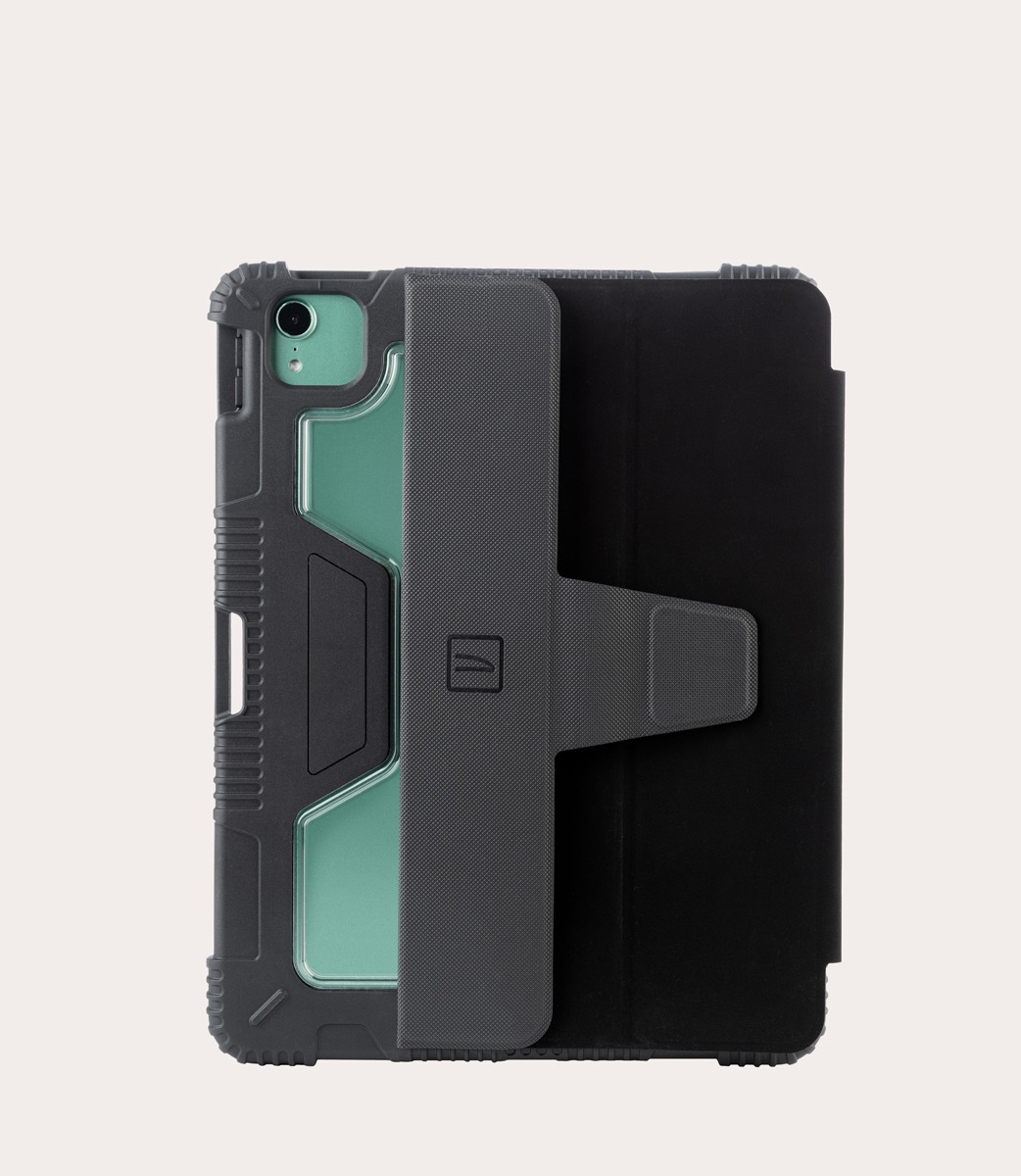 Ein iPad in einer dunkelgrauen Hülle. Die Hülle hat eine Abdeckung und eine transparente Ecke.