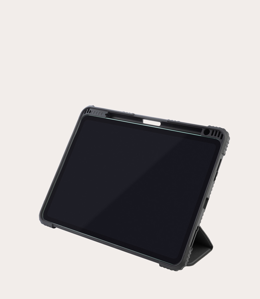 Schwarzes Tablet in Schutzhülle, abgewinkelt auf hellem Hintergrund.
