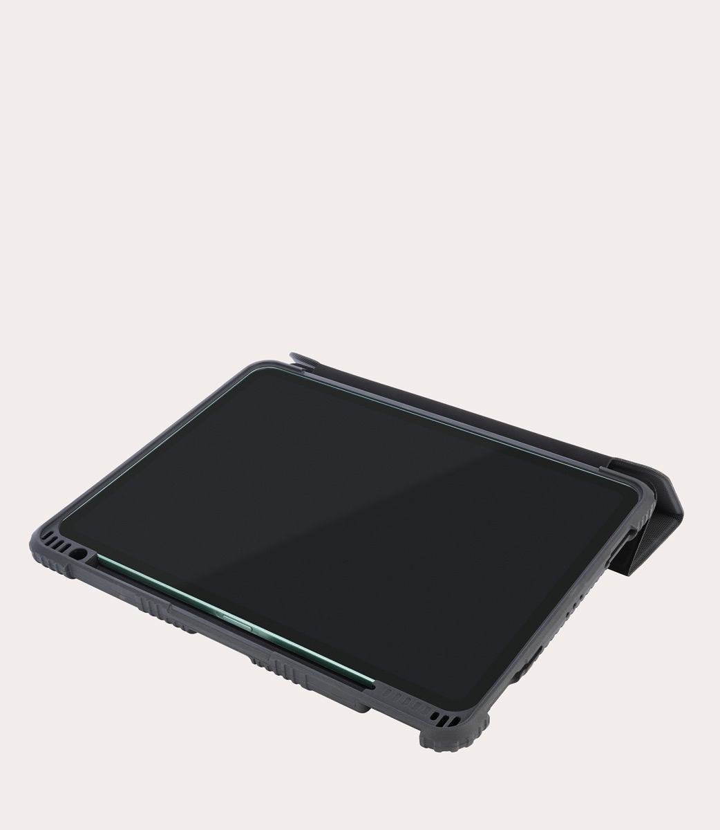 Graues Tablet in Hülle mit Stift. Der Bildschirm ist schwarz und angewinkelt.