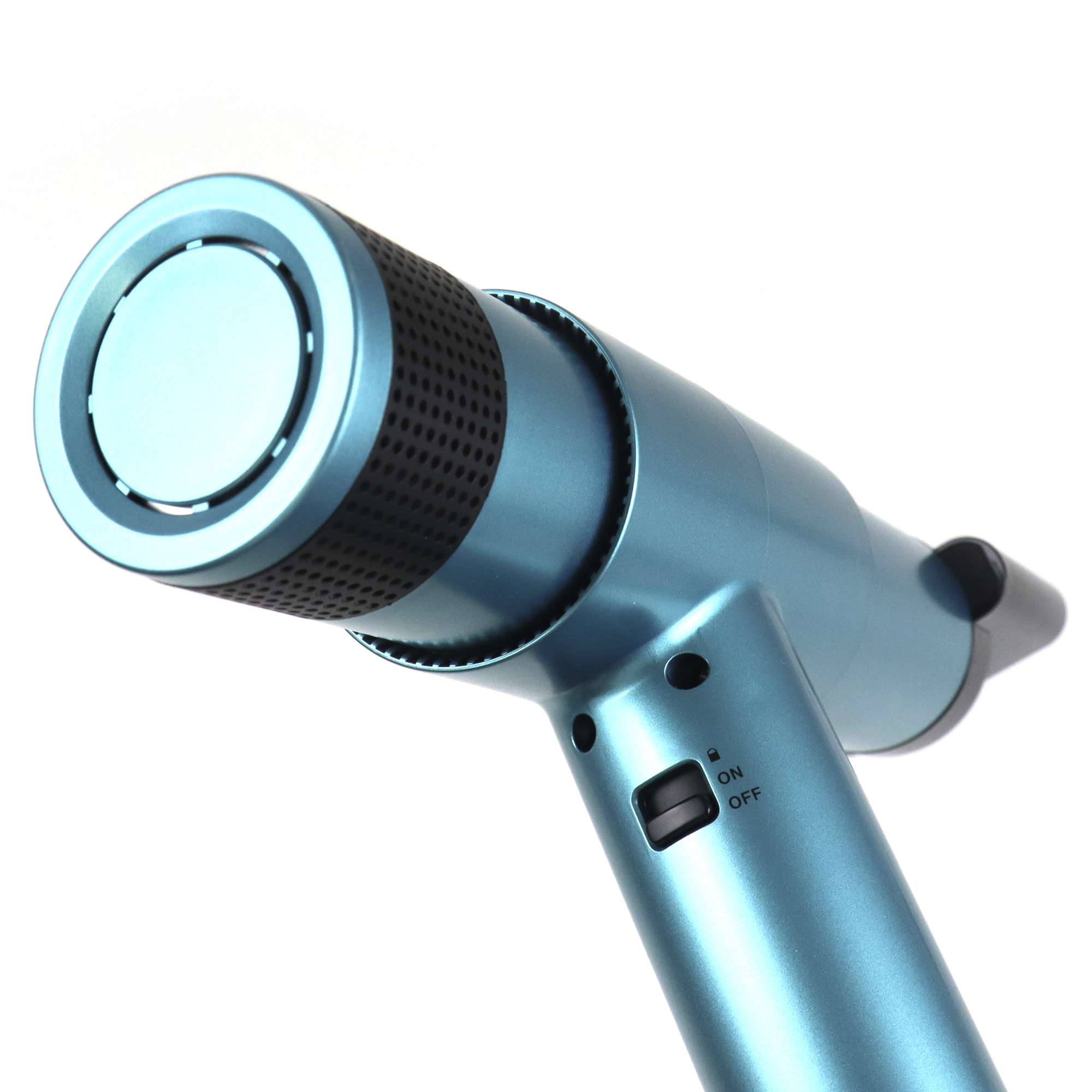 Niebieska suszarka do włosów z cylindryczną głowicą i czarnym włącznikiem/wyłącznikiem. Białe tło.