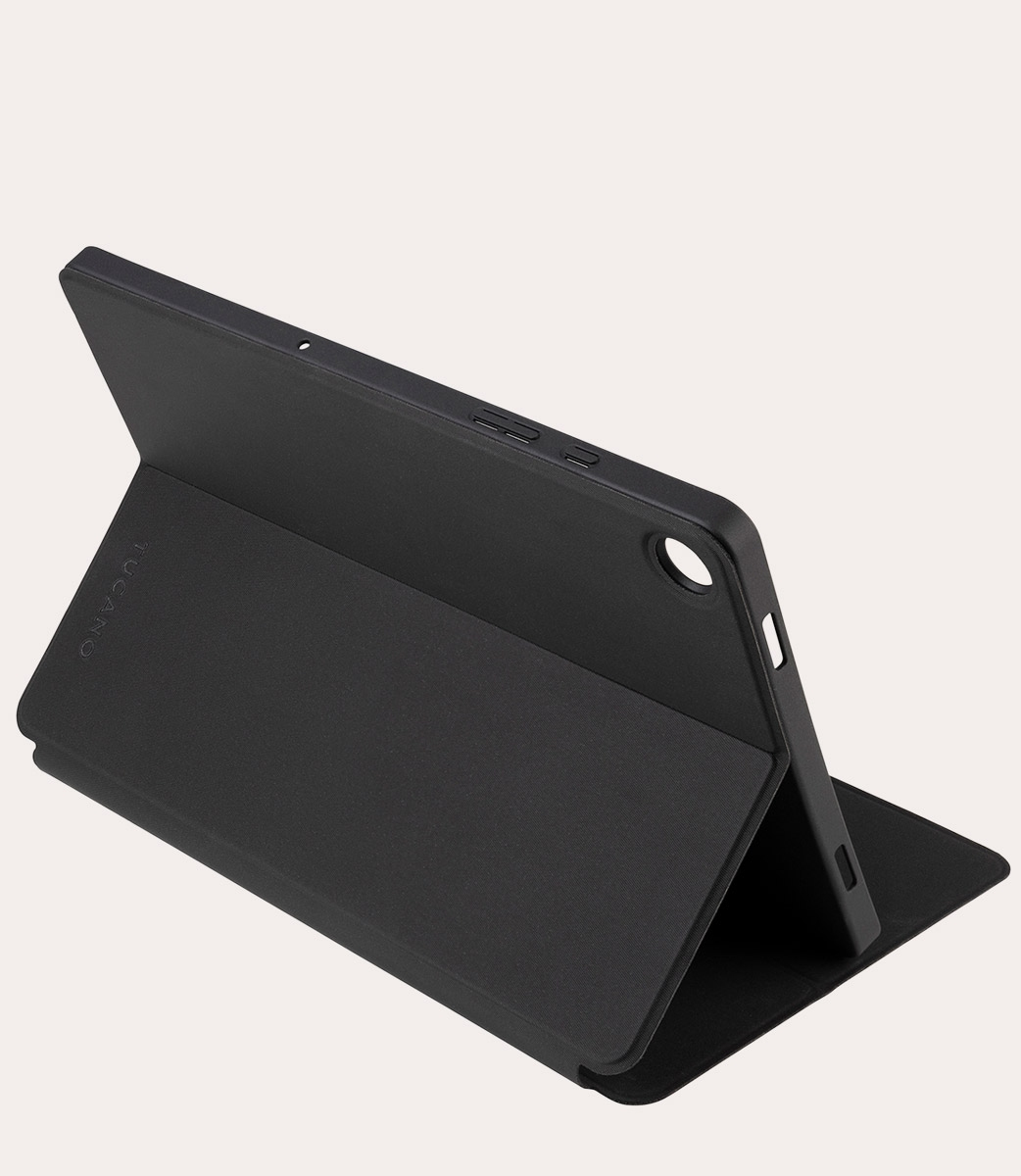 Geöffnete schwarze Tablethülle, mit Tablet darin, vor neutralem Hintergrund.