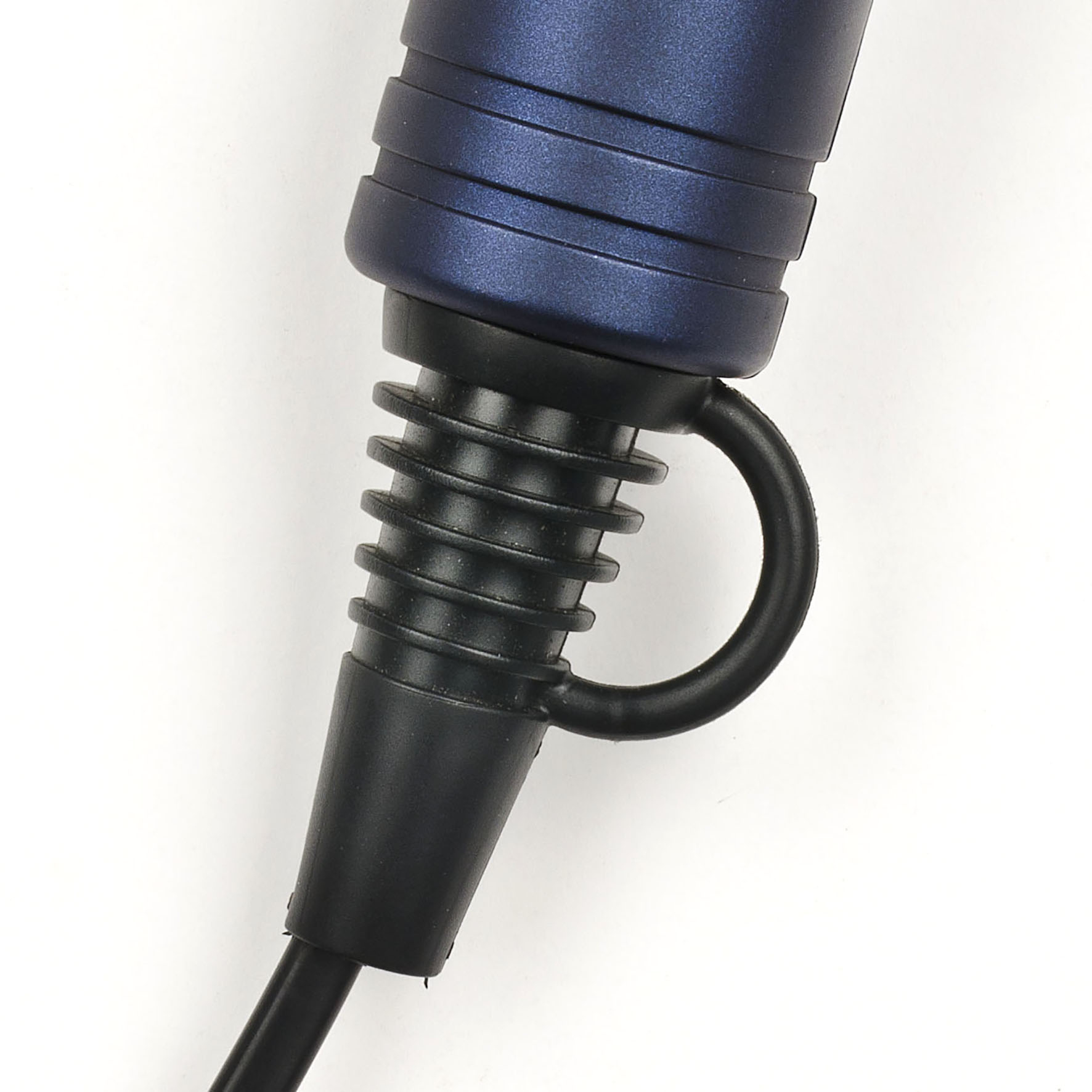 Primo piano di un connettore per cavo di ricarica nero con una guaina di plastica blu.
