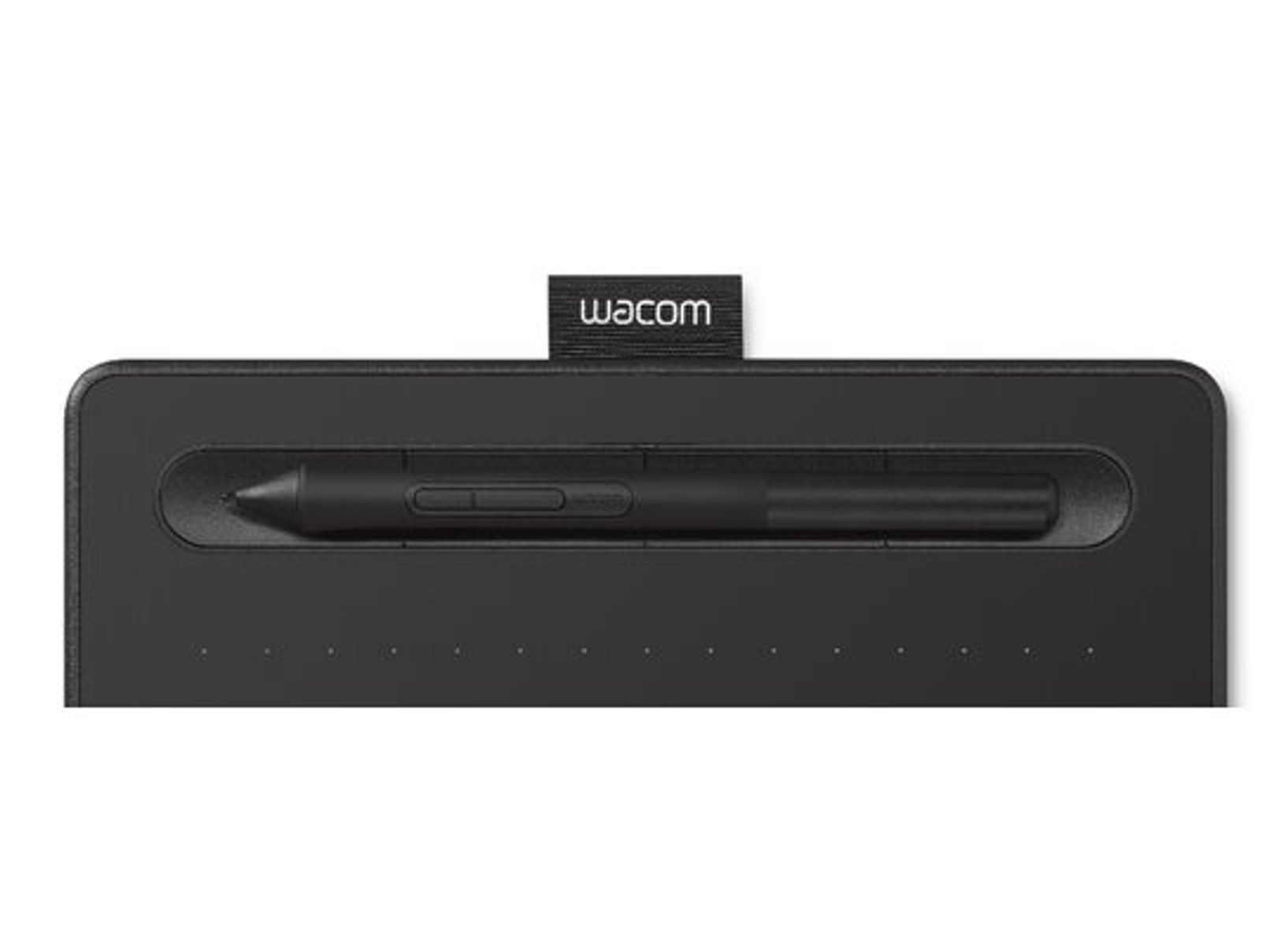 Czarny tablet Wacom z piórem w zagłębieniu. Widoczne logo Wacom.