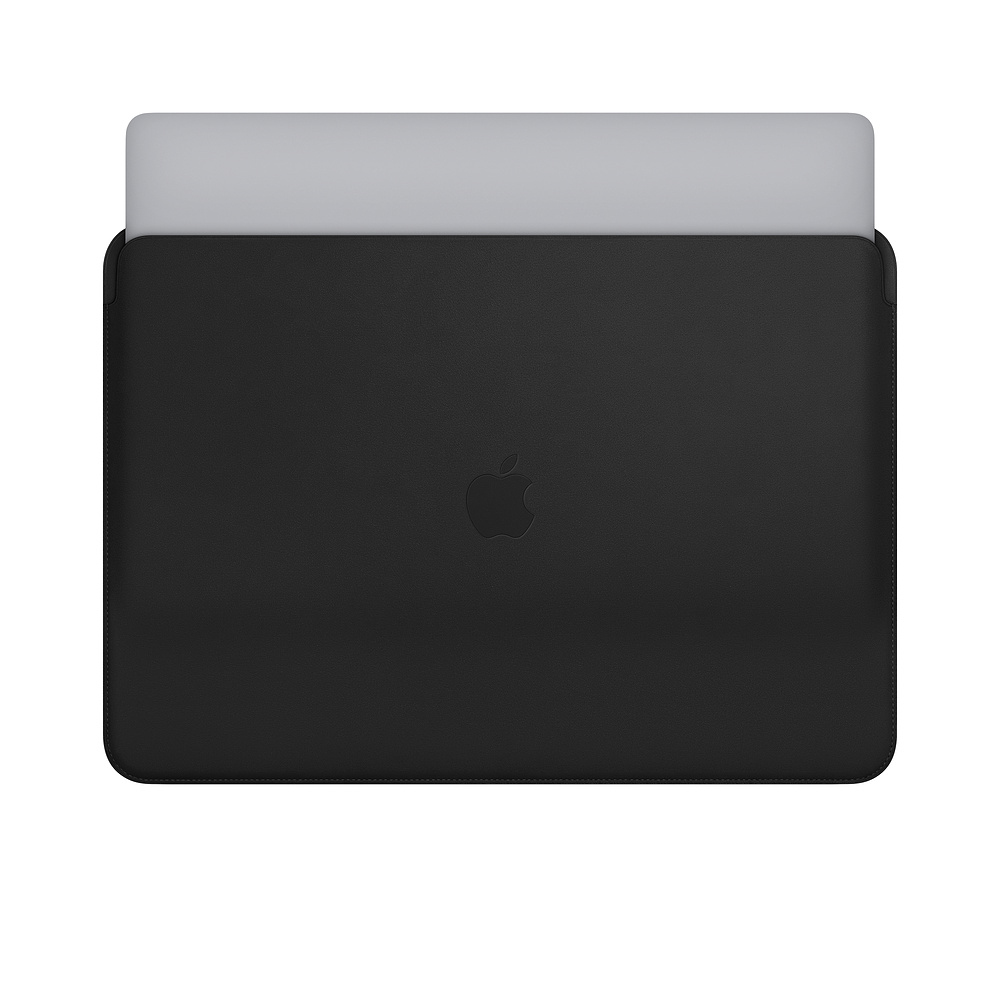 Schwarze Laptoptasche mit weißem Laptop darin. Apple-Logo zentriert. Weißer Hintergrund.