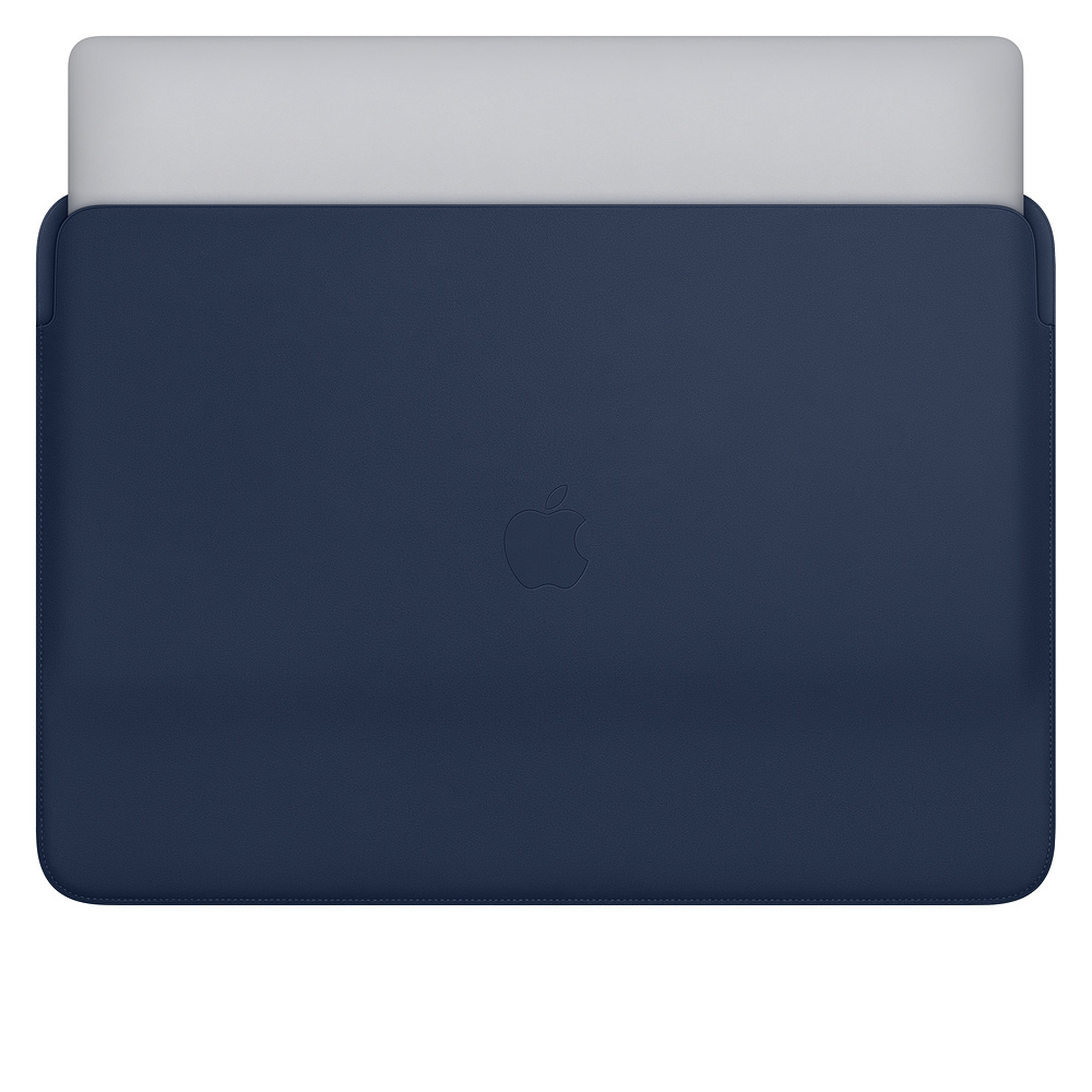 Blaue Apple Laptop-Hülle auf weißem Hintergrund, Apple-Logo sichtbar.