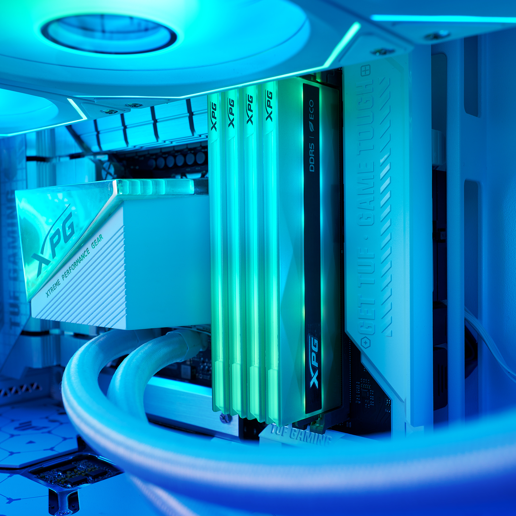 Zbliżenie na wewnętrzne komponenty komputera, w tym kości RAM ze zielonymi światłami.