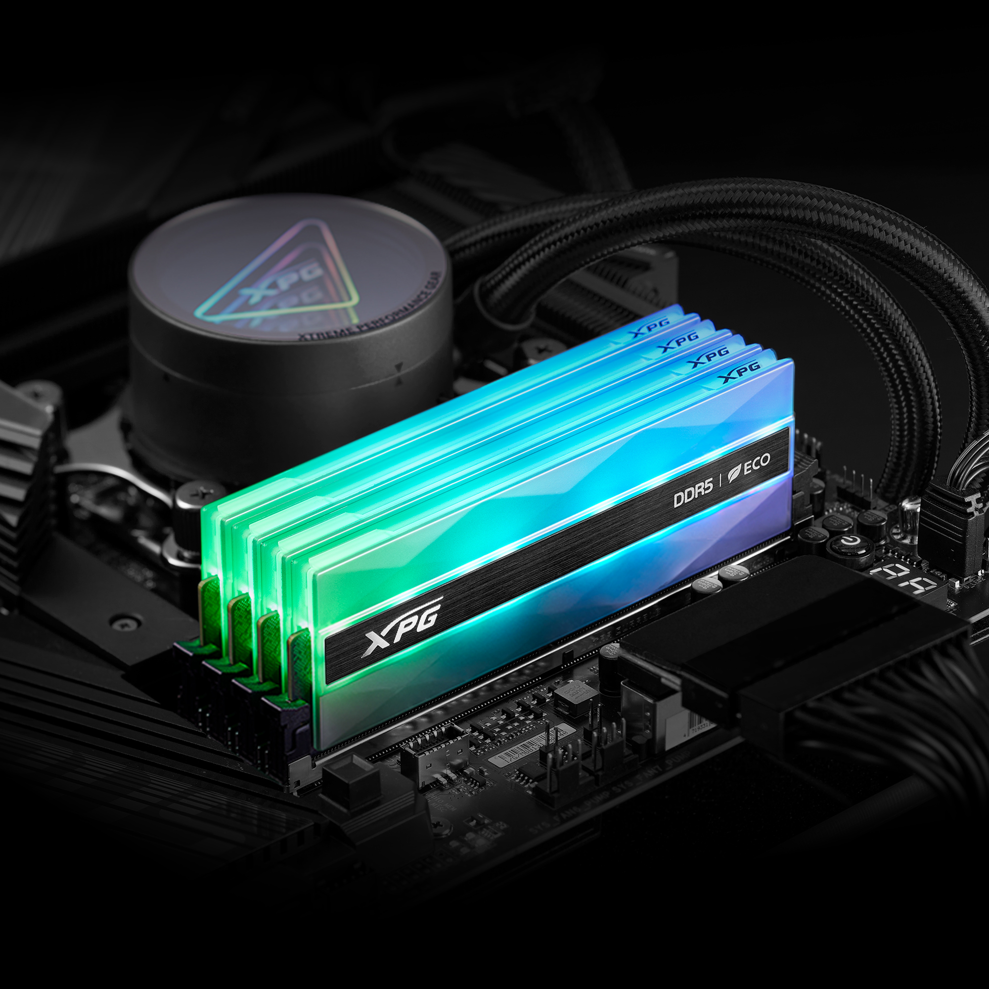 Moduły RAM XPG DDR5 zainstalowane na płycie głównej, z chłodzeniem XPG, światłami RGB.